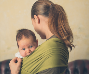 Le portage bébé : Bienfaits et mise en pratique